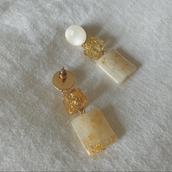Parisian Pearly earrings with golden detailing - Picture 3 of 3